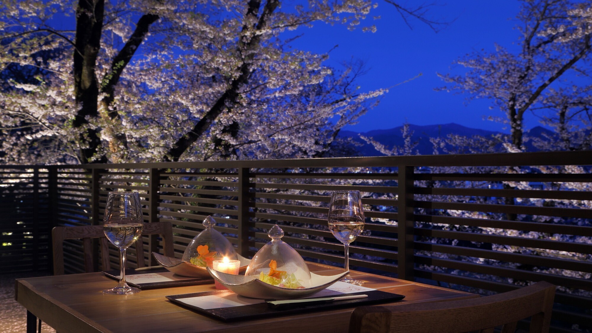 【森の音ダイニング】山形県産くるみの木を使用したテーブルに、樹齢約50年の桜の木をご覧いただけます