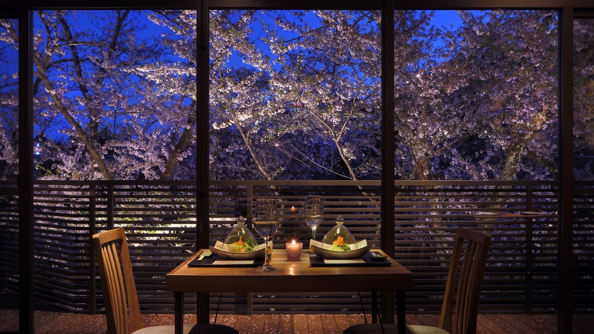 【森の音ダイニング】山形県産くるみの木を使用したテーブルに、樹齢約50年の桜の木をご覧いただけます