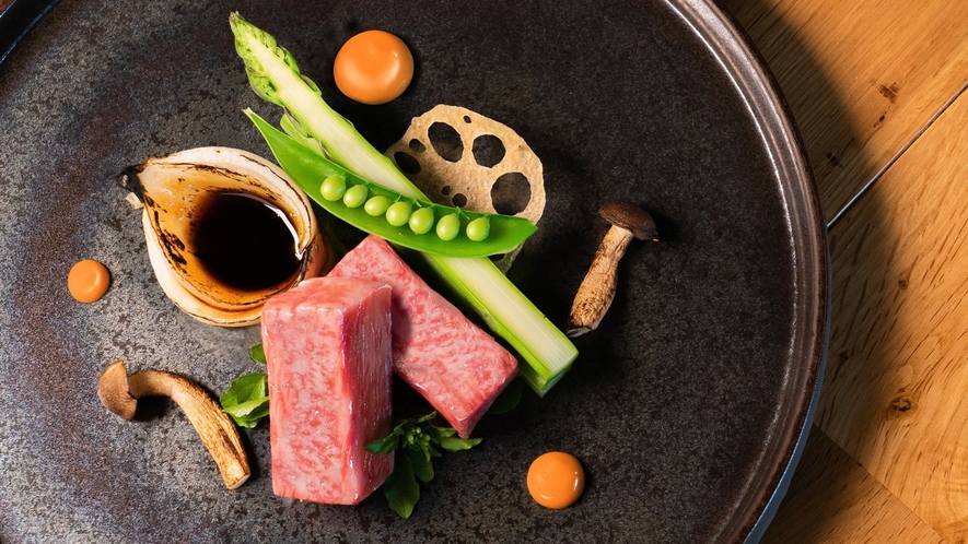 【米沢牛ステーキ】きめの細かい赤身とさわやかな脂質を、ぜひご堪能ください。