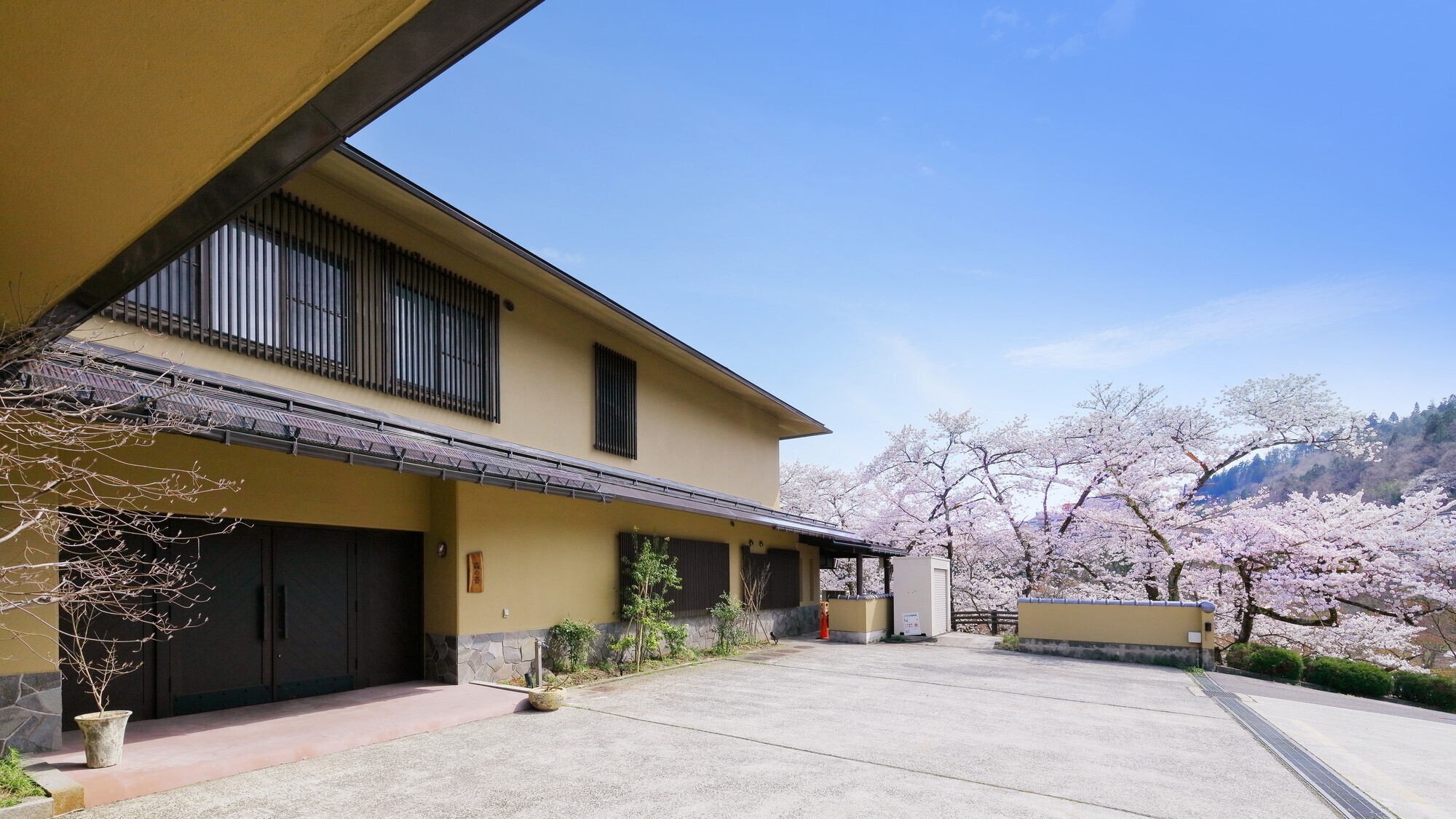 【外観】かみのやま温泉より車で５分。場所がわかりづらいですが山形の自然に囲まれた森の音がございます