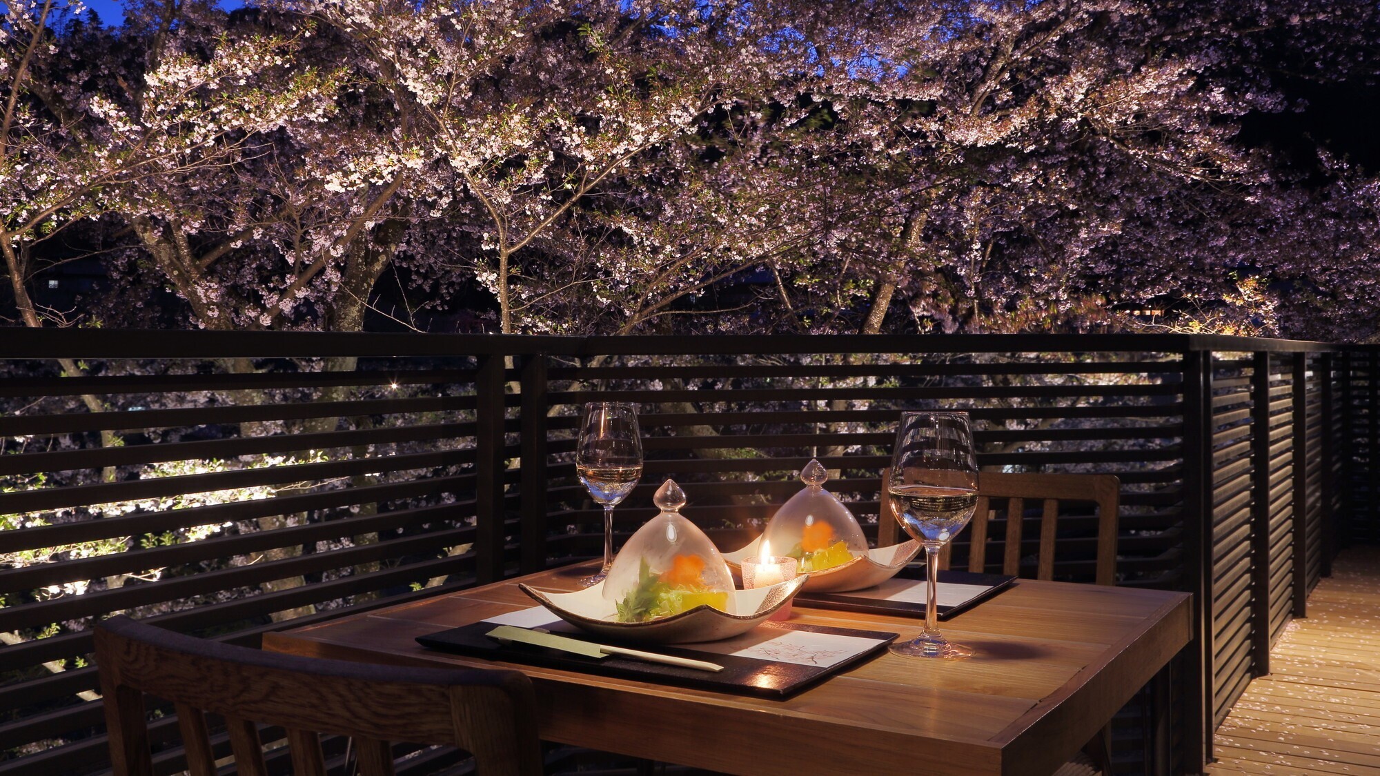 【森の音ダイニング】山形県産くるみの木を使用したテーブルに、樹齢約50年の桜の木をご覧いただけます