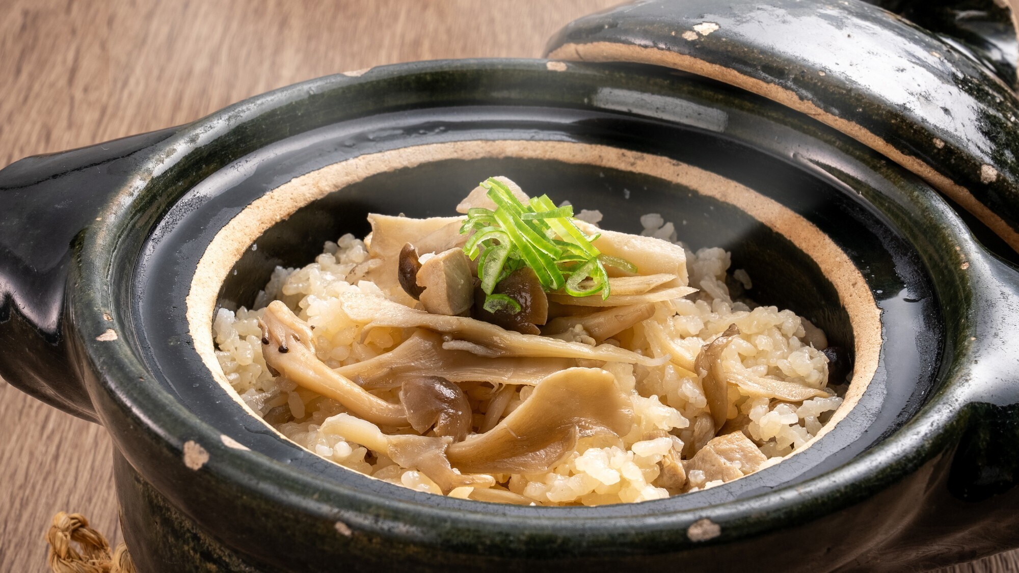 【冬の創作料理】きのこと鶏の炊き込みご飯