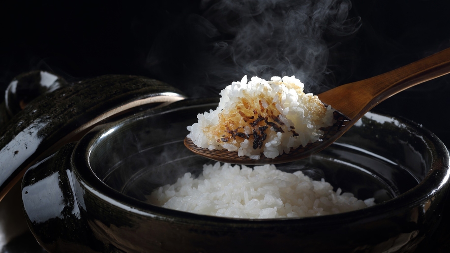 【朝食】お客様の時間に合わせて土窯でお米を炊き上げております。味はもちろん、見た目も鮮やか朝食