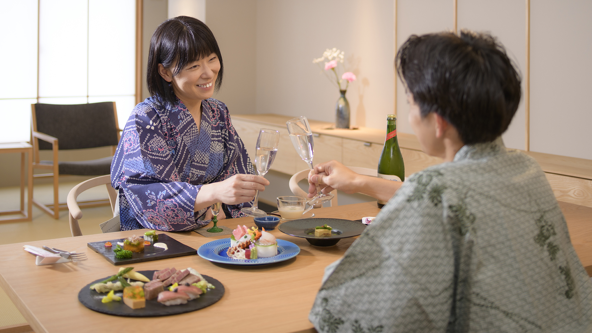 プレミアムスイート和洋室限定_お部屋でお食事が楽しめます