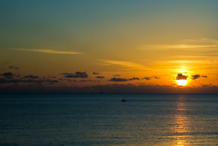 瀬底ビーチから見える夕陽