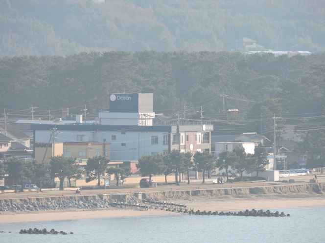 唐津湾からみたホテル