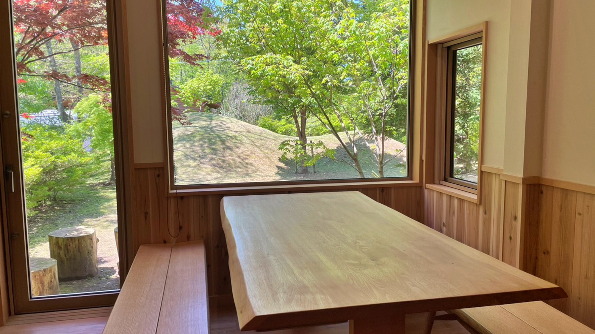 【客室-1F】2025年4月リニューアル。四季の移ろいを感じられるダイニングスペースを新設