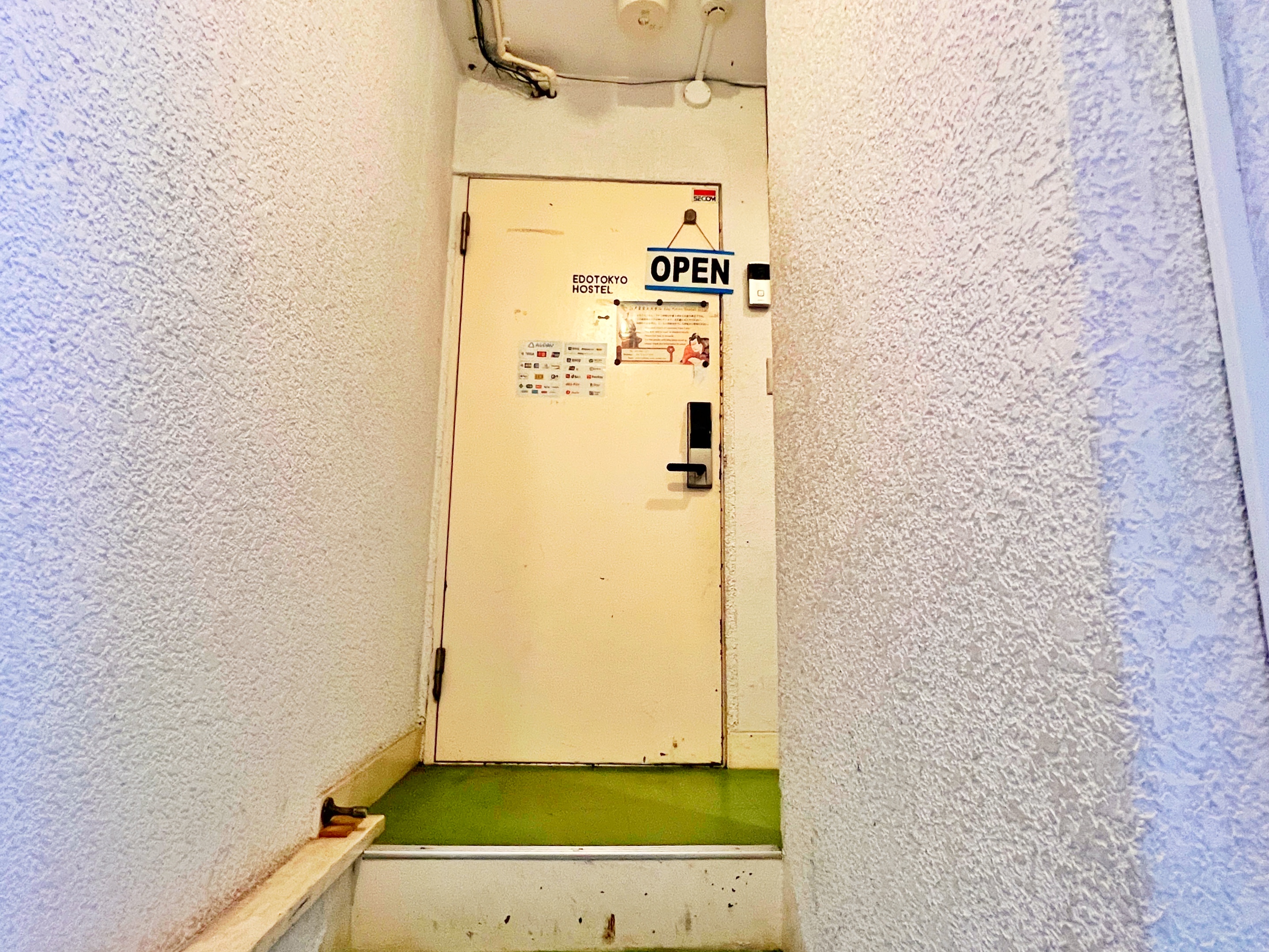 オートロック施錠で暗証番号を入力します。門限はありません。