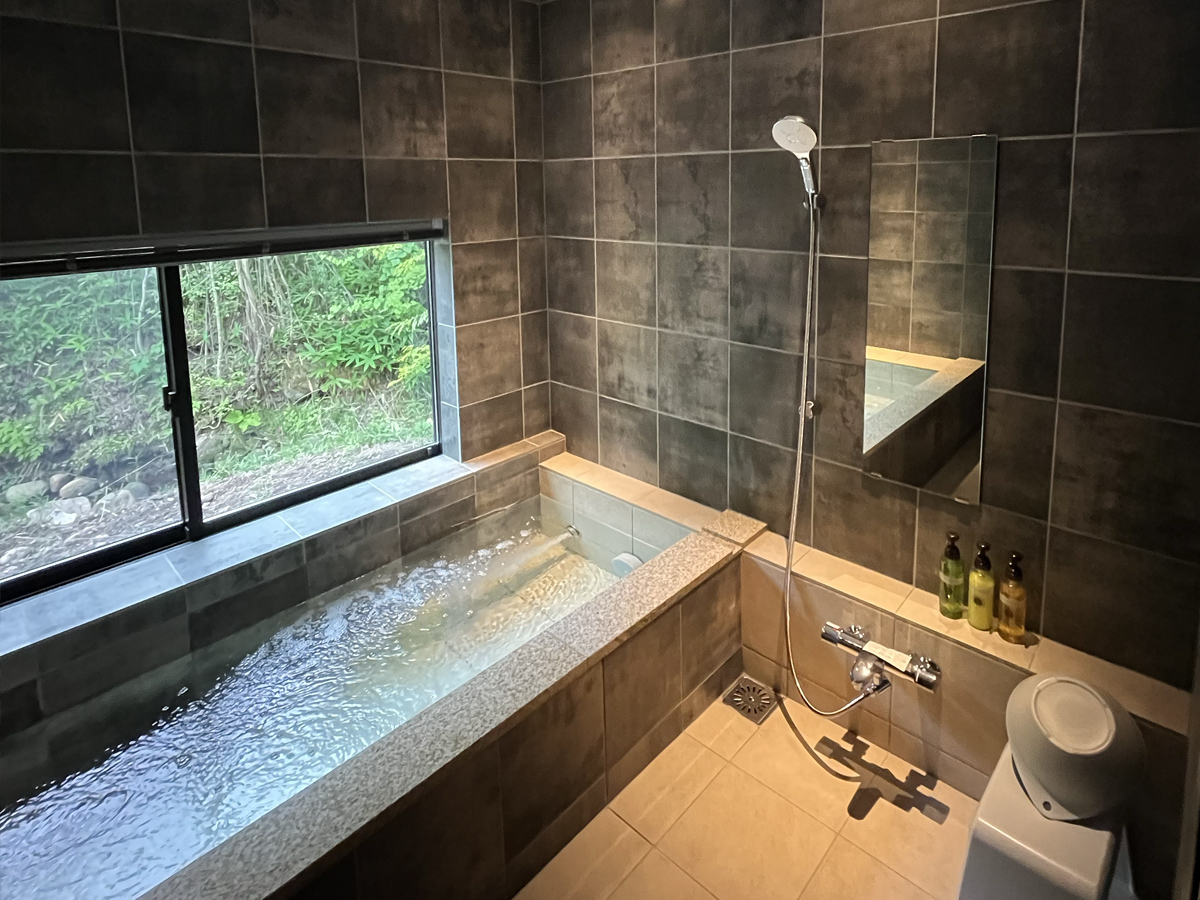 温泉付きアウトドアダイニング客室温泉