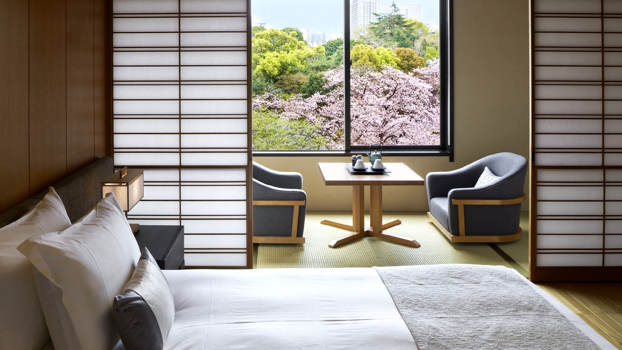 季節ごとに表情を変える日本庭園を窓一面に望むお部屋。 （和室ガーデンプレミアスイート）