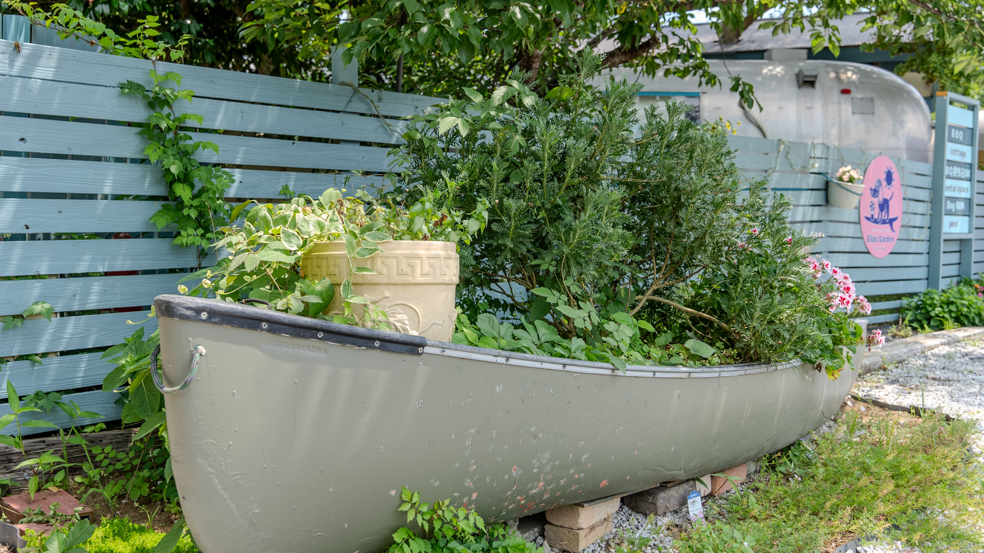【外観】花と緑に溢れたリトルオアシス