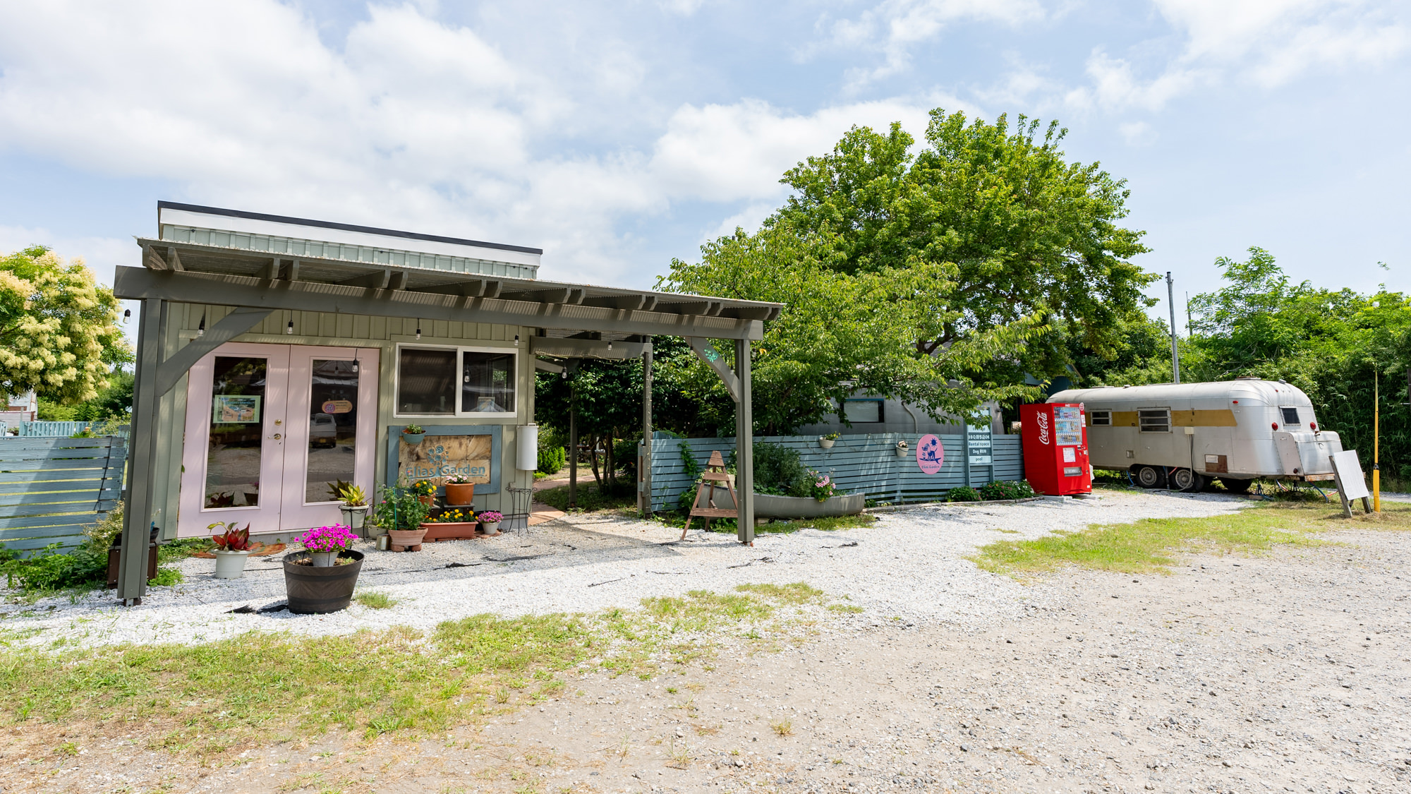 【外観】花と緑に溢れたリトルオアシス