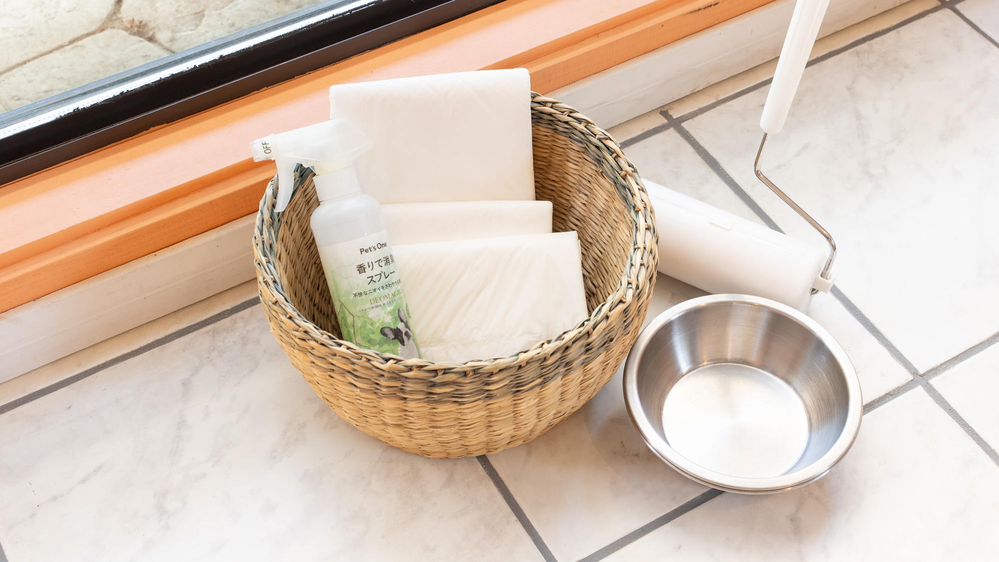 【客室設備/アメニティ】全棟に防水シート、粘着カーペットクリーナー、フードボウルがございます