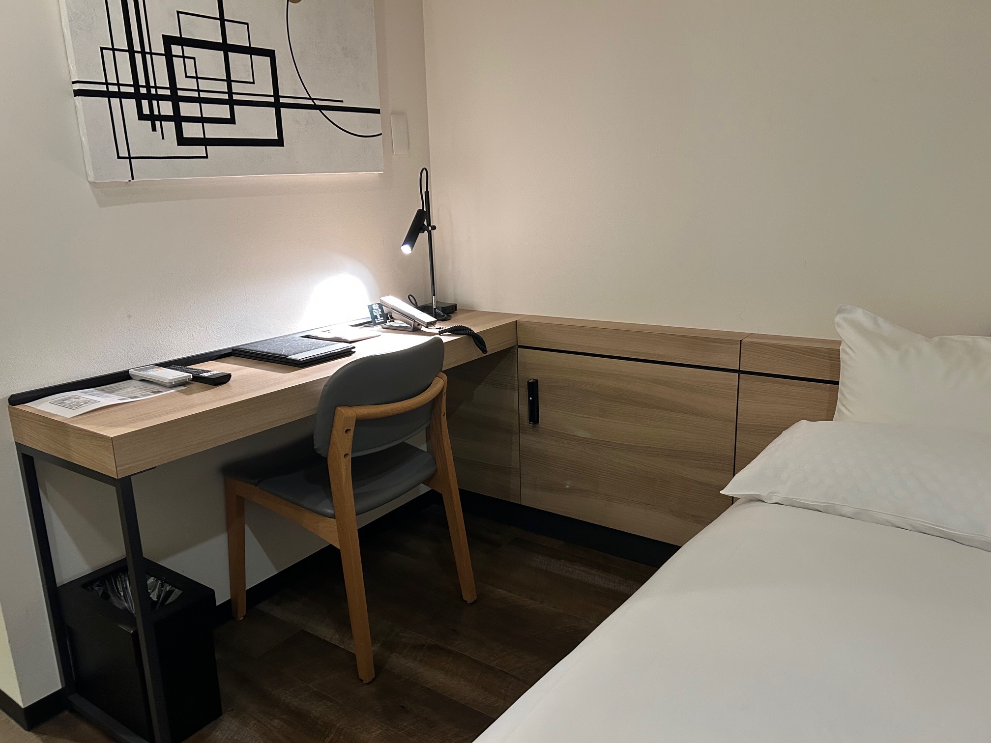 セミダブルルームデスク