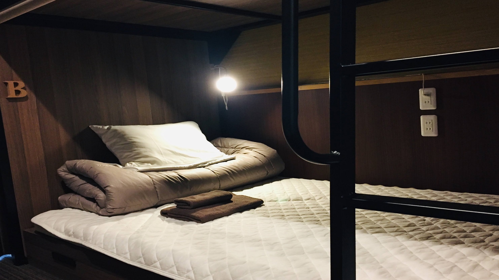 ■ファミリールーム ■ 各ベッドにはライト・コンセントがあります。