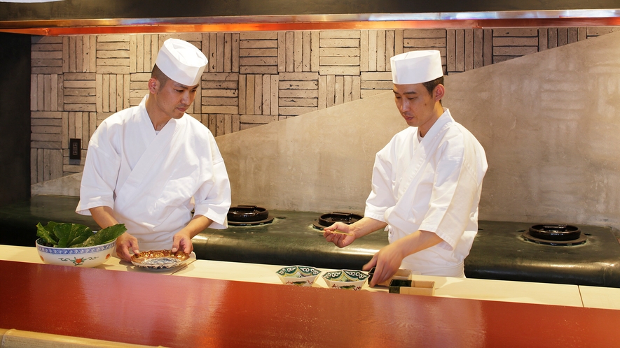 日本料理の伝統と金沢の山海の恵み、郷土に伝わる料理を新しい形で表現します。