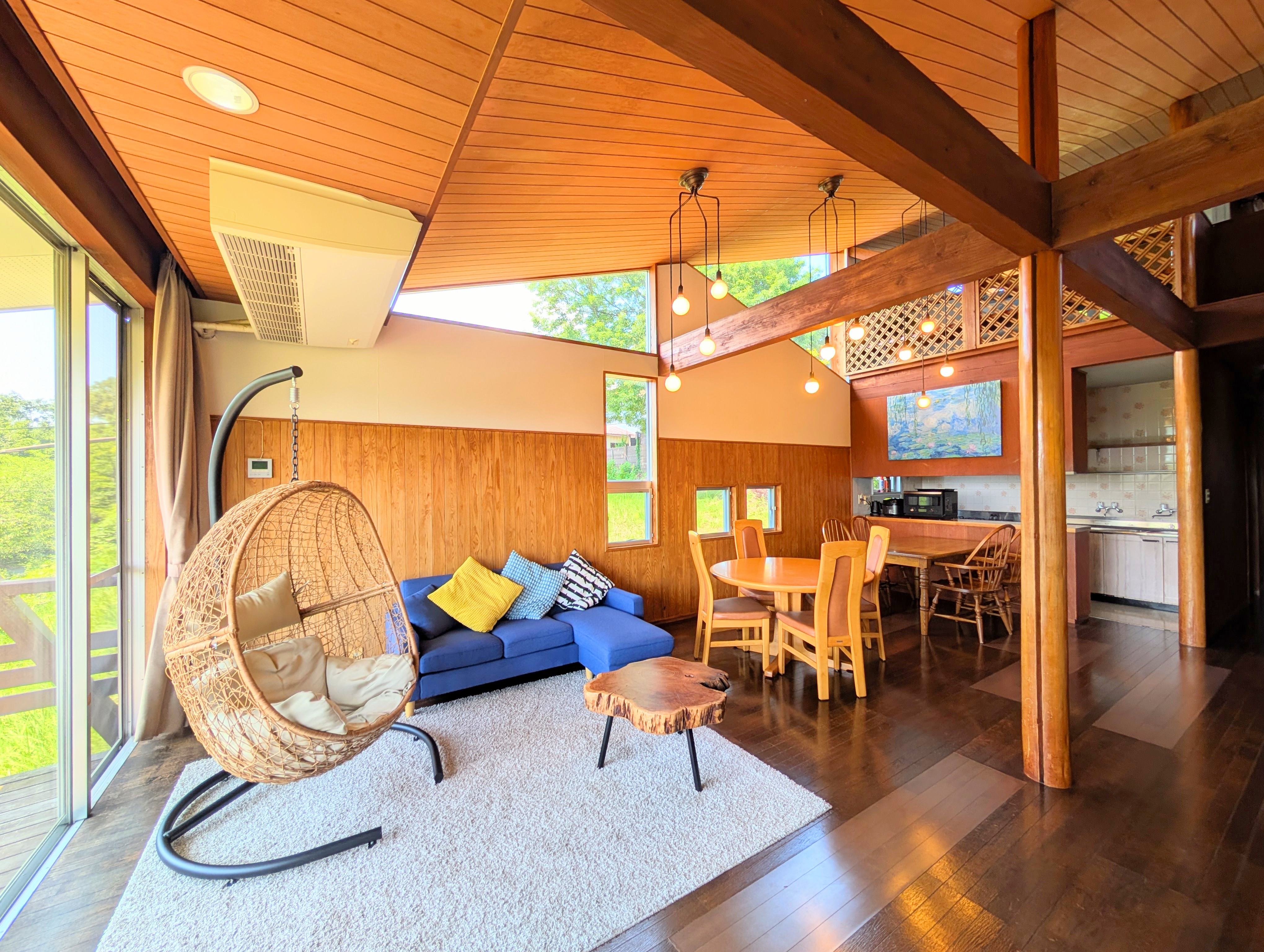 リビングは24畳と大きく、ダイニングテーブル、ソファ、ハンギングチェアをご用意しています。