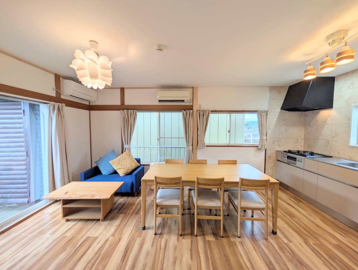 一戸建貸切露天風呂付10名用　リビング