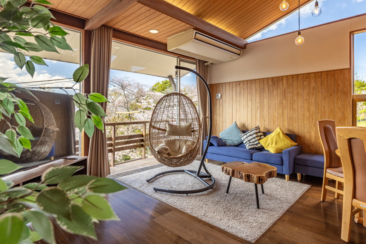 リビングは24畳と大きく、ダイニングテーブル、ソファ、ハンギングチェアをご用意しています。