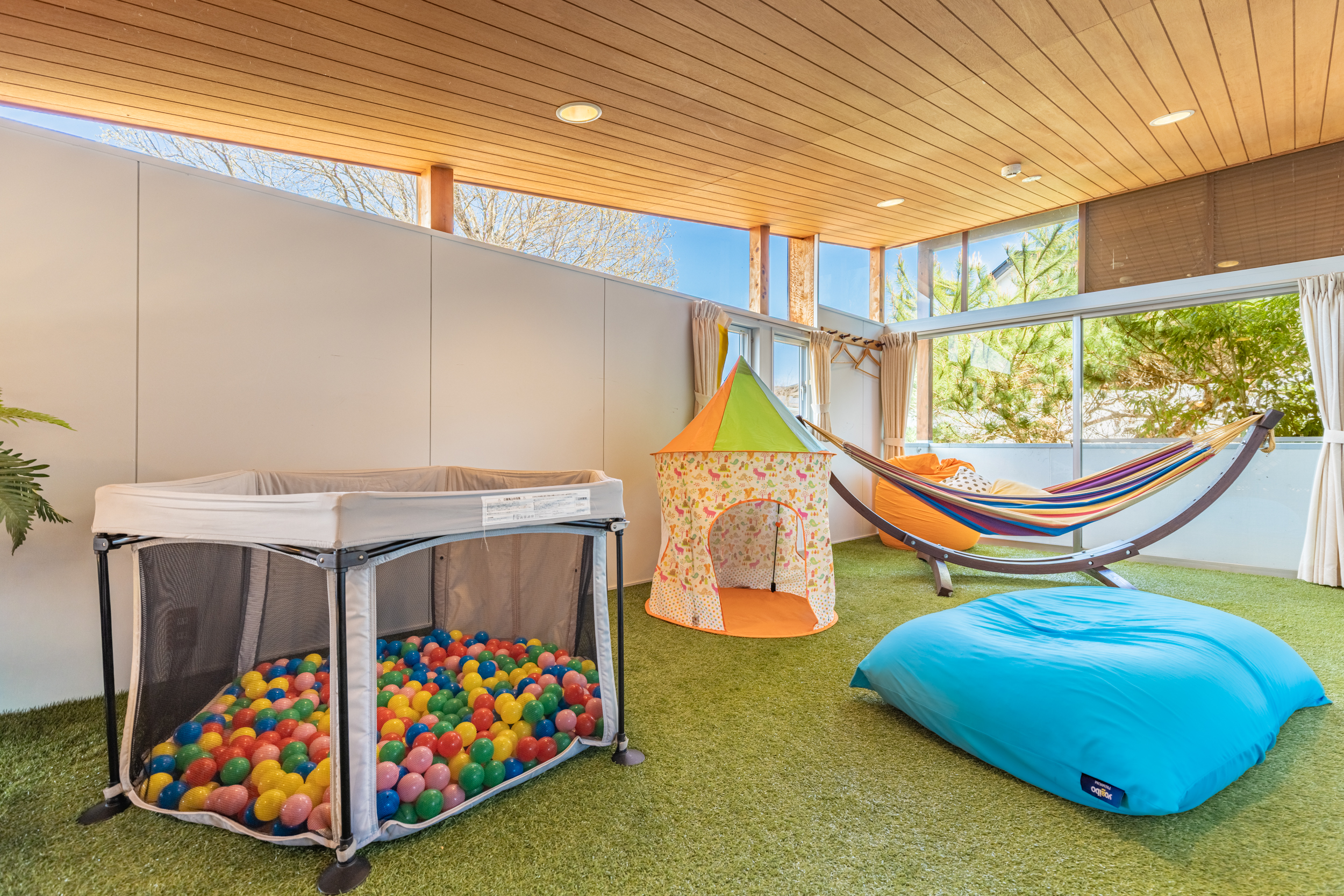 2階には、人工芝を敷いたリラックスルームがあります。ハンモック、ヨギボーを置いてありますので、温泉に入浴後はこちらでまったりしてください。また、お子様用のボールプールやテントもございます。