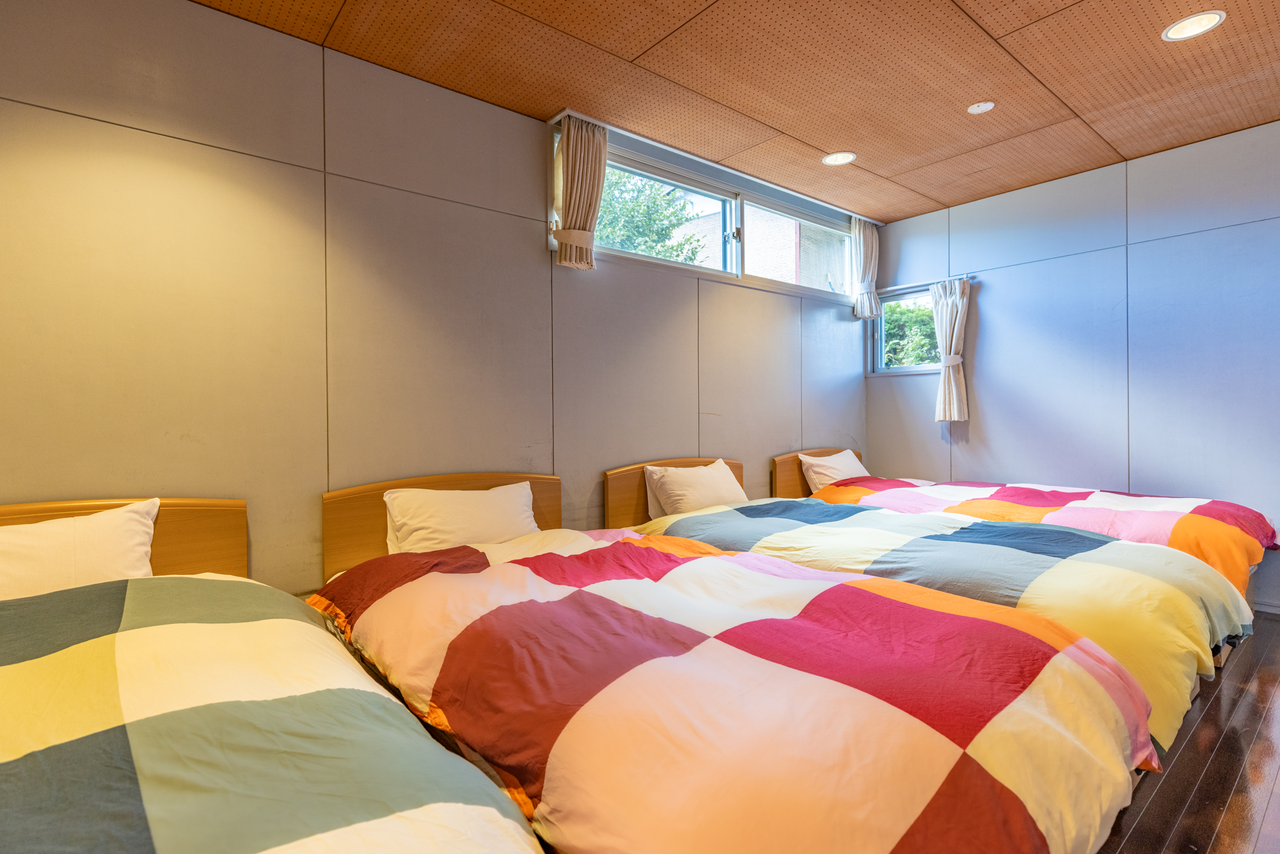 こちらはシングルベッドが4台の洋室