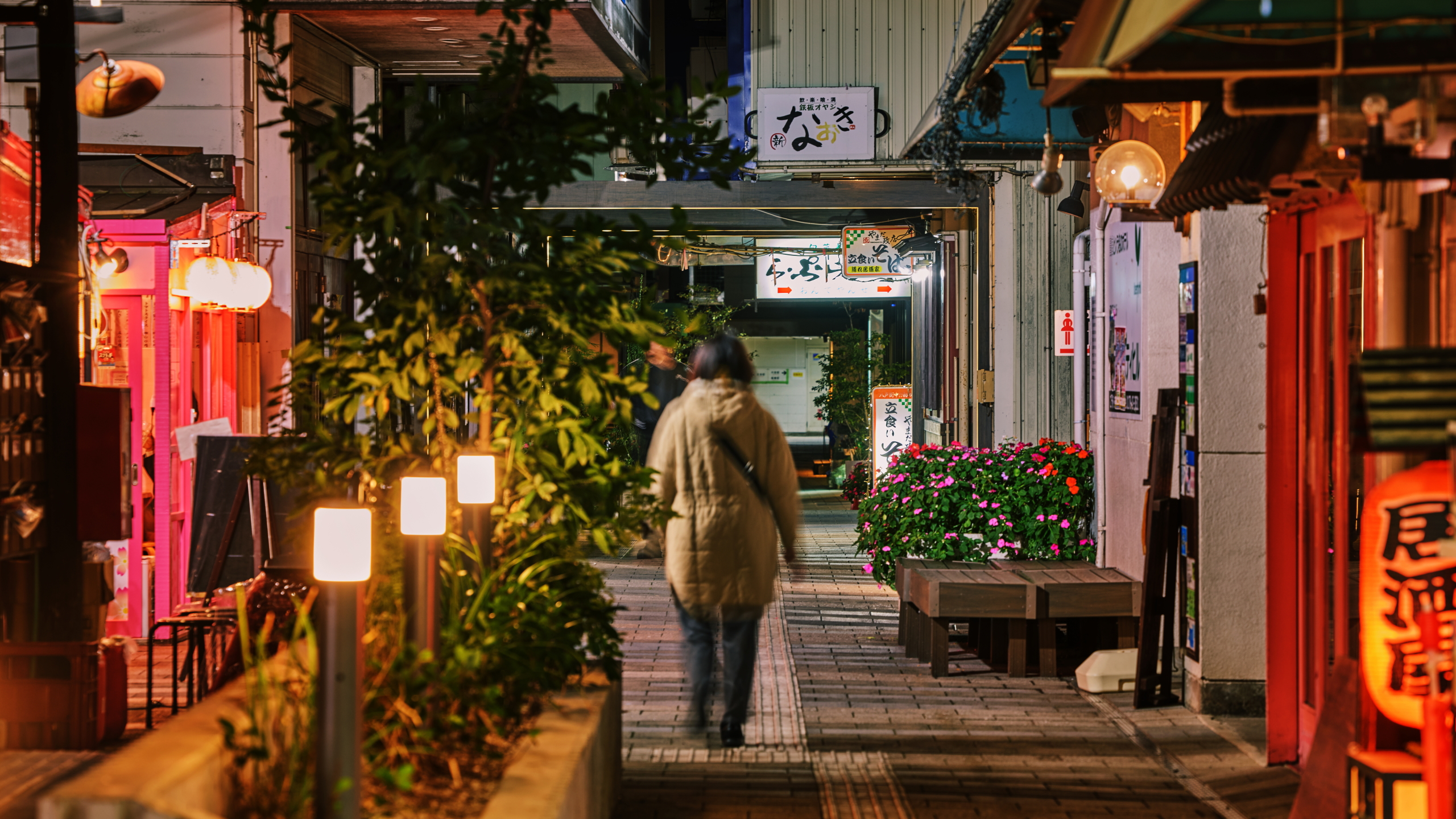 【花小路：中心街に有る横丁の一つ】　画像提供：（一財）VISITはちのへ