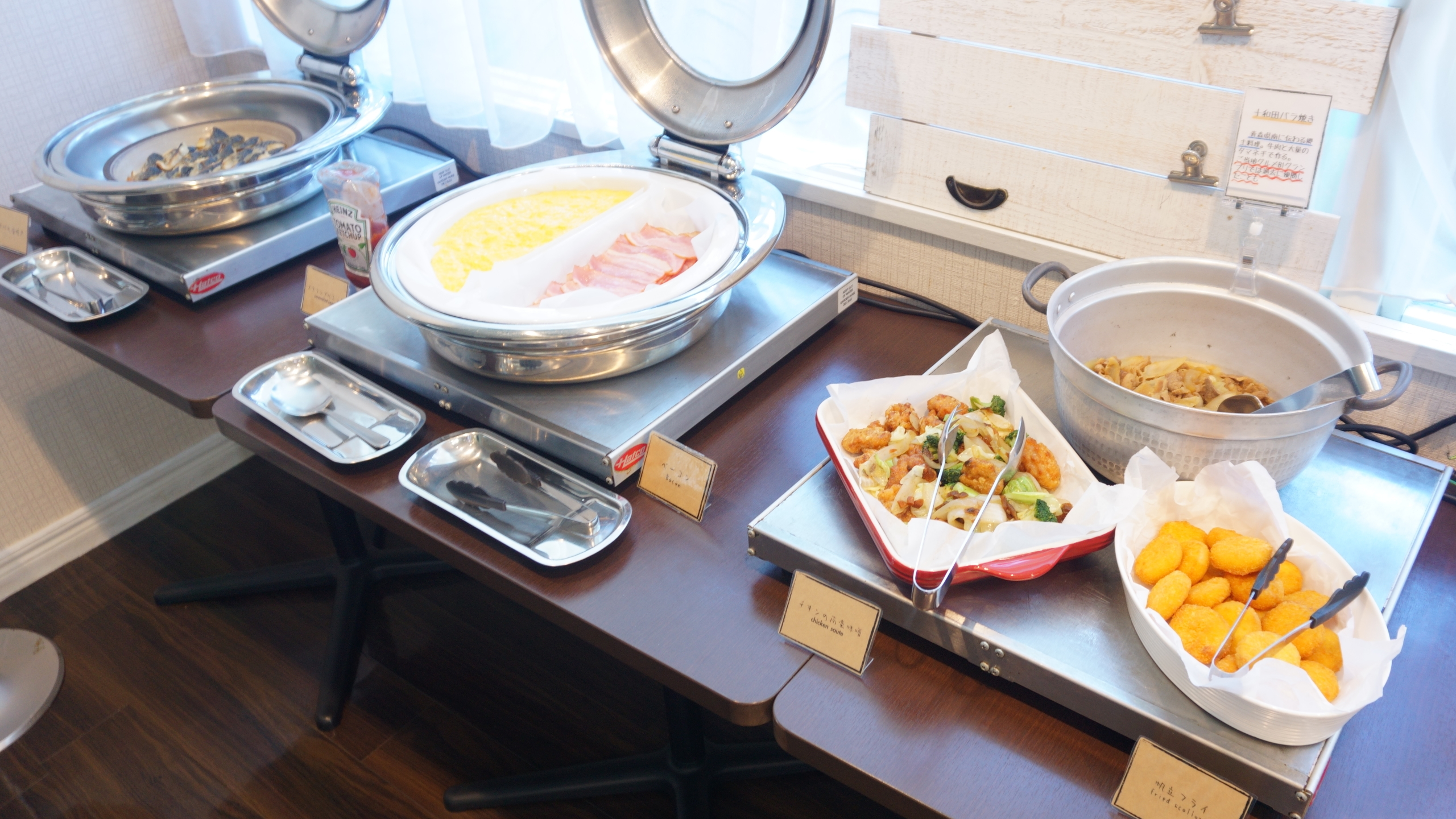 【朝食ビュッフェ一例】焼き魚・スクランブルエッグ・ベーコンなど