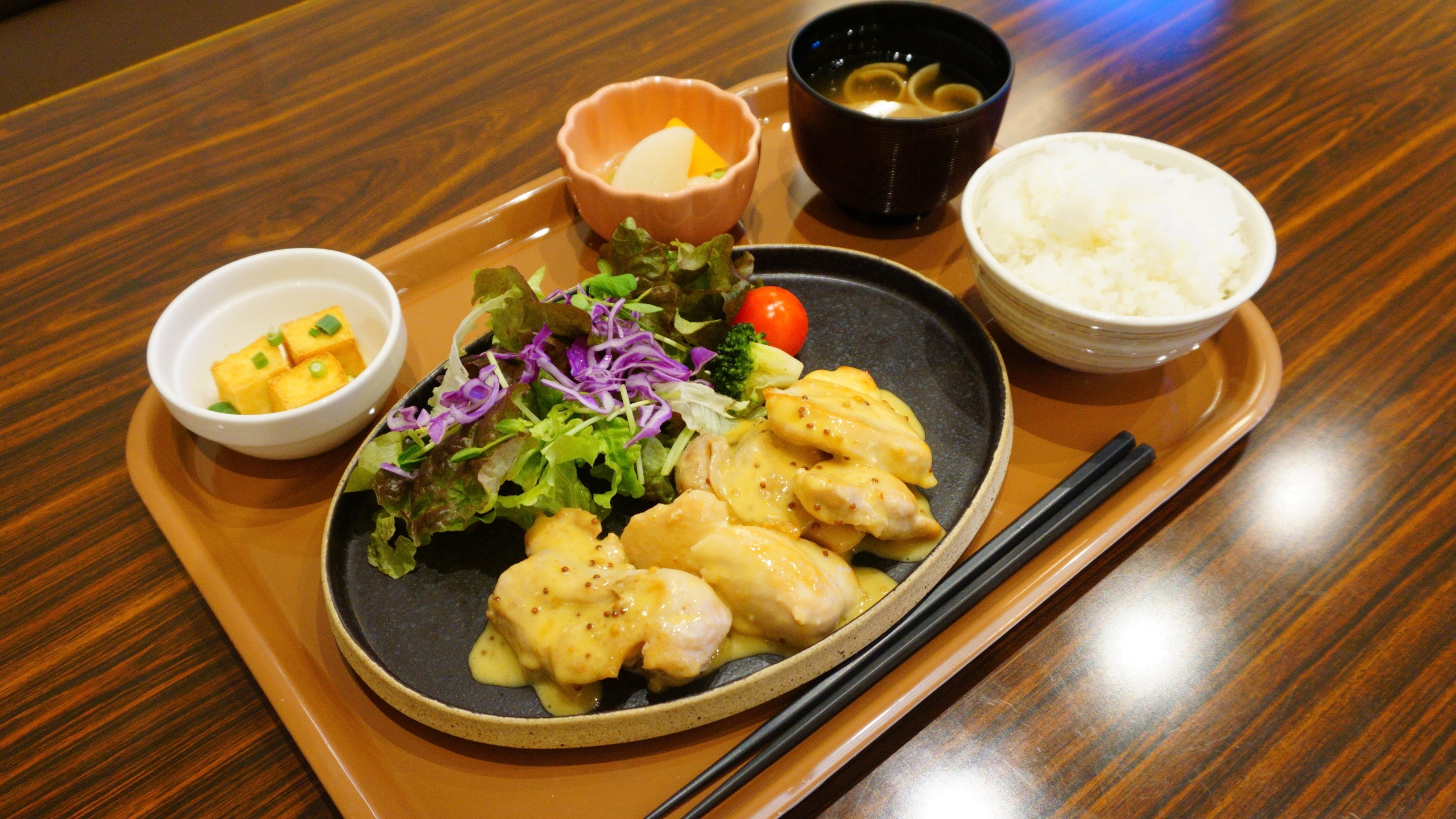 【ご宿泊者様限定　夕食セットメニュー一例】チキンのハニーマスタードソース