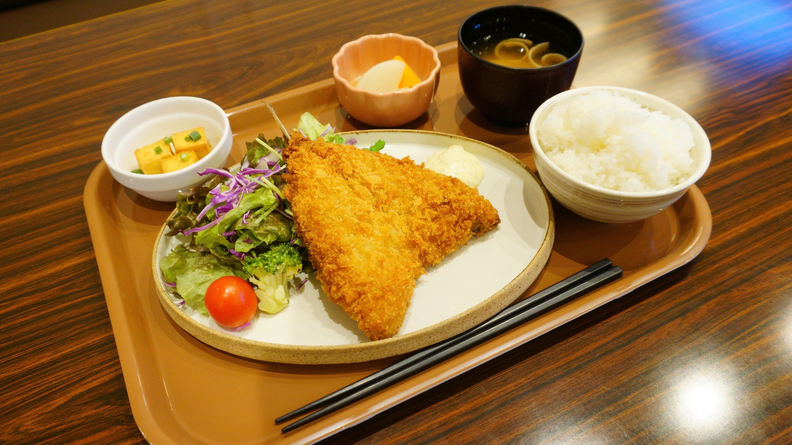 【ご宿泊者様限定　夕食セットメニュー一例】アジフライ