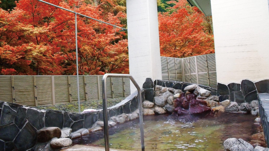 *【露天風呂】秋には紅葉風呂が楽しめます♪