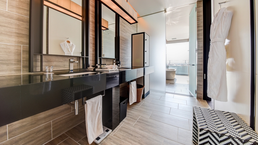 *【お部屋】洗面台は2つ、大きな鏡があるのでお化粧時に便利。