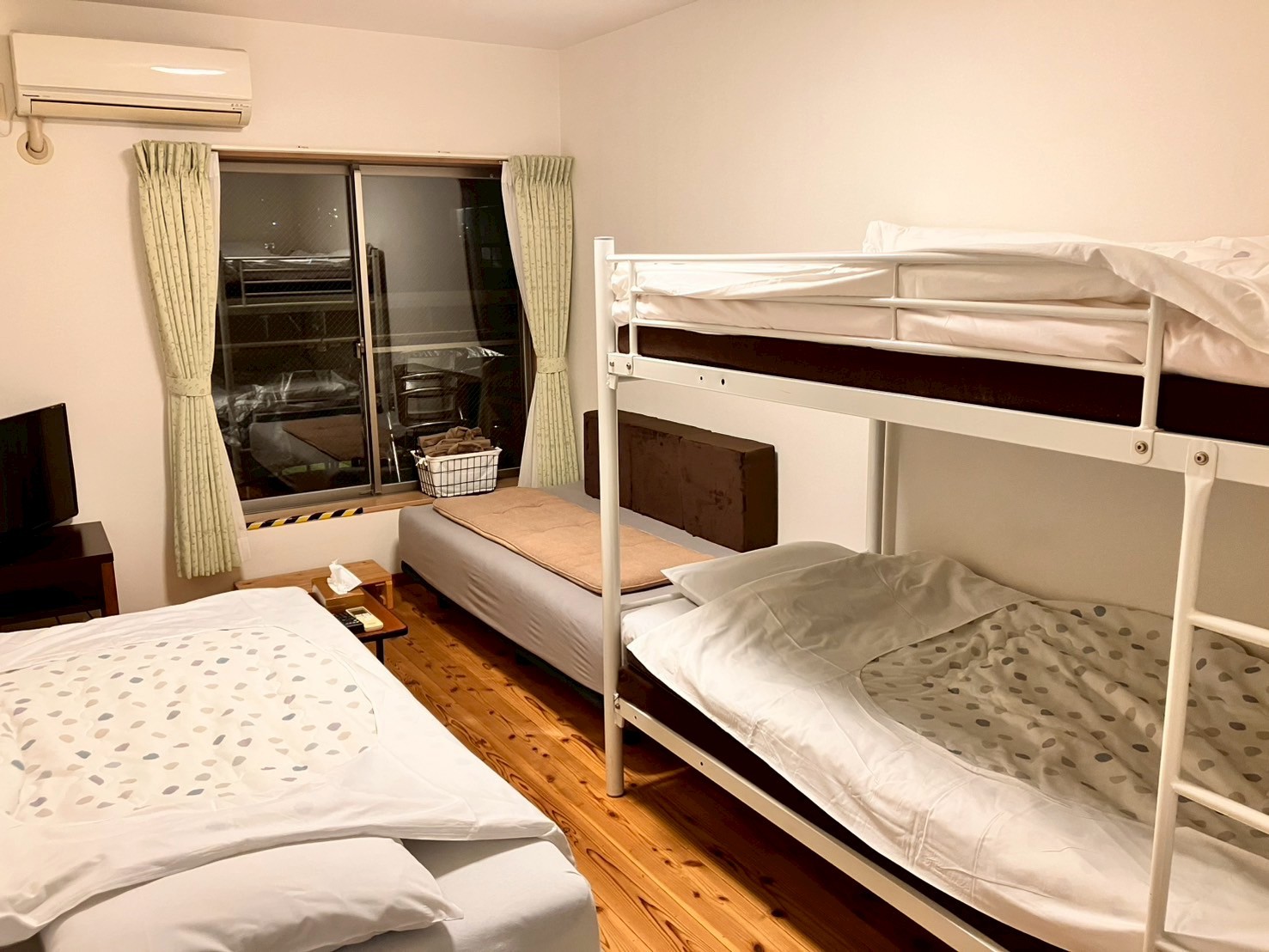 木の温もりが感じられる客室　定員９名