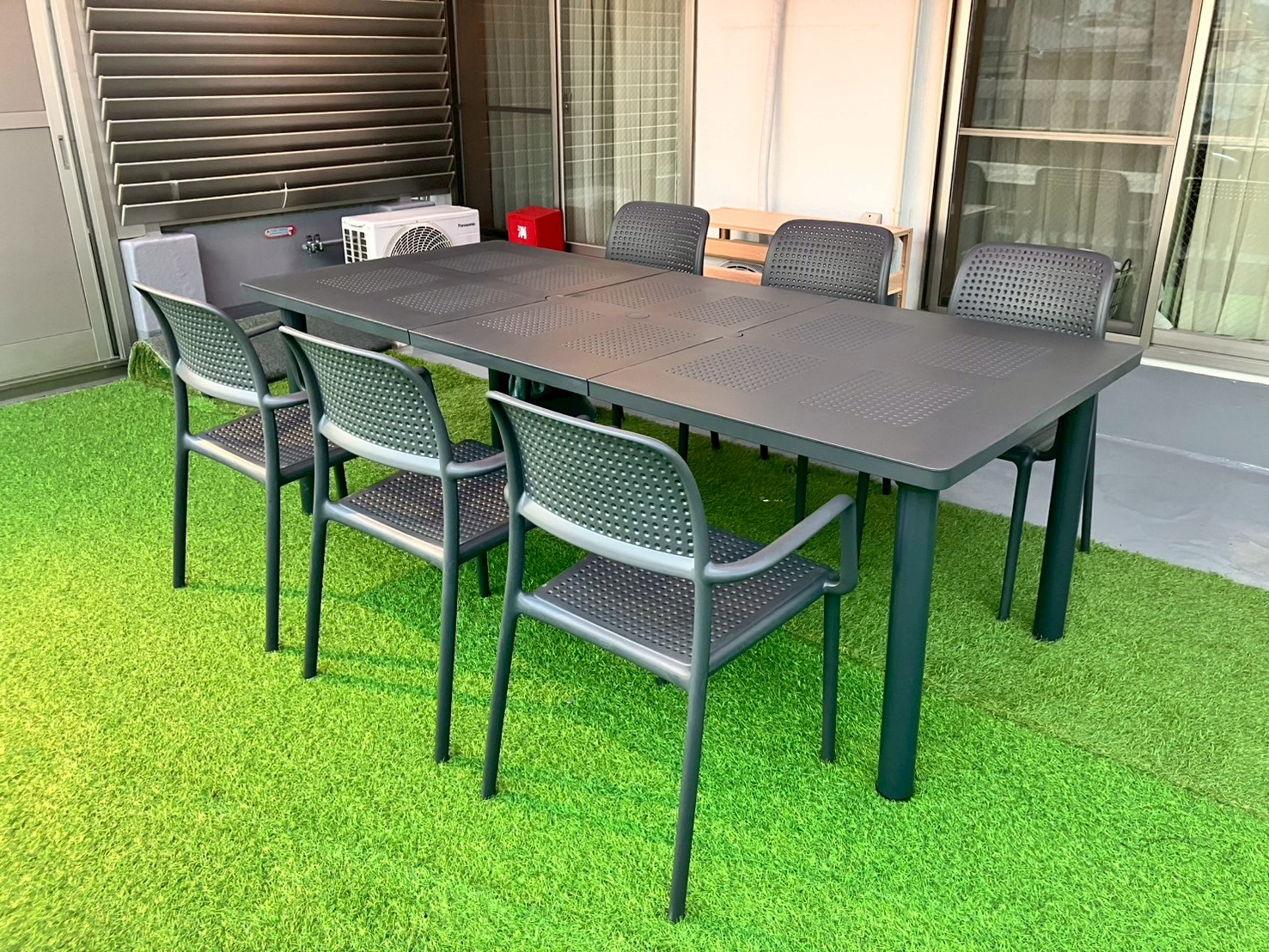 バルコニーのテーブル