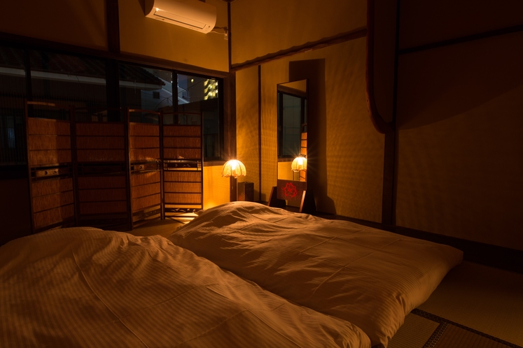 【二階寝室】籐のシェードから漏れる光が、幻想的な空間を演出します。