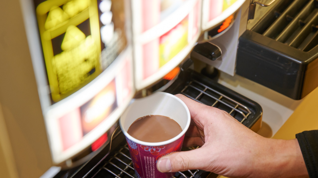 ご滞在中無料でコーヒー各種をご利用いただけます。テイクアウトも可能です
