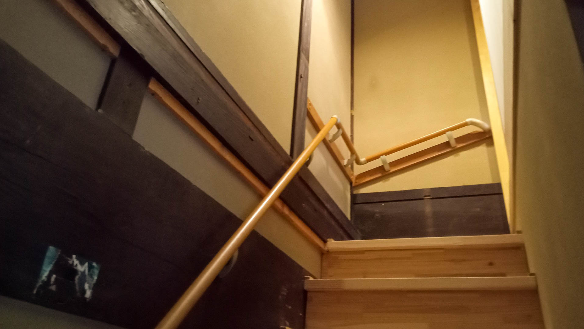 ＜ベンガラの間＞１階の玄関を入り、まずは専用の階段で２階に上って頂きます。（トイレのみ１階）