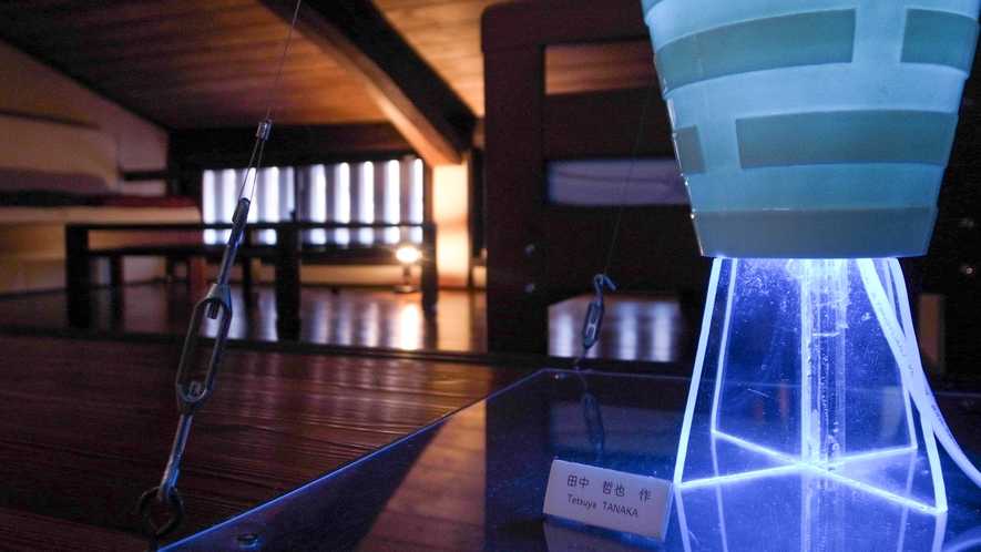 ＜安土の間＞この部屋のランドマークでもある青いランプ。滋賀の陶芸作家さんの作品です。