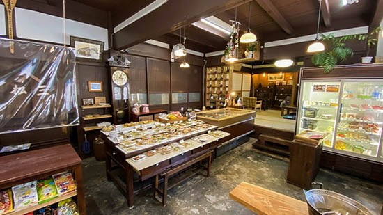 【和朝食】＜三松（さんまつ）＞多くの大皿のおばんざいが並ぶ店内。朝食は奥のお座敷で