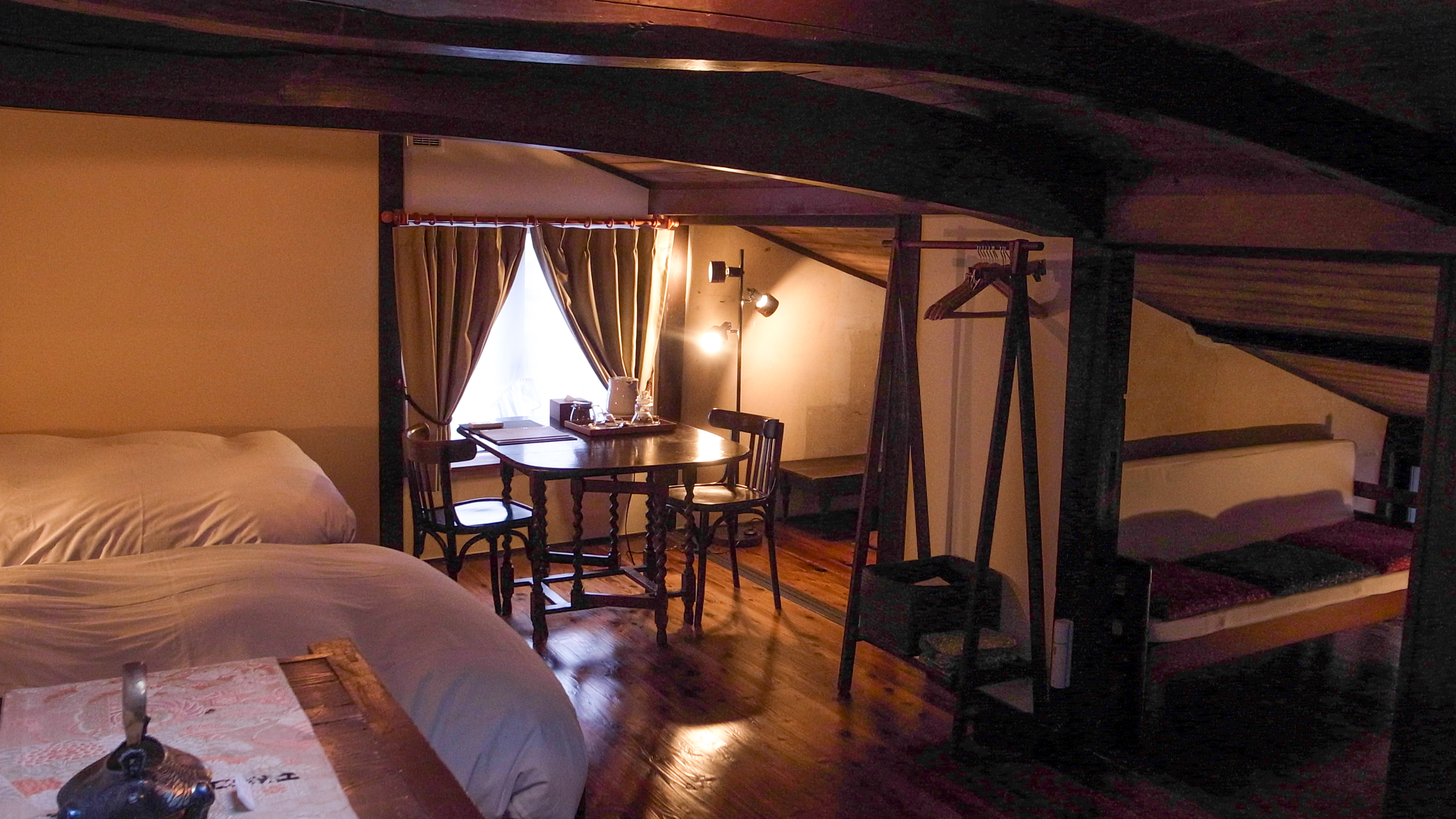 ＜安土の間＞京町屋の厨子二階を活用したフローリングの洋間。隠れ家感たっぷりの楽しいお部屋です。