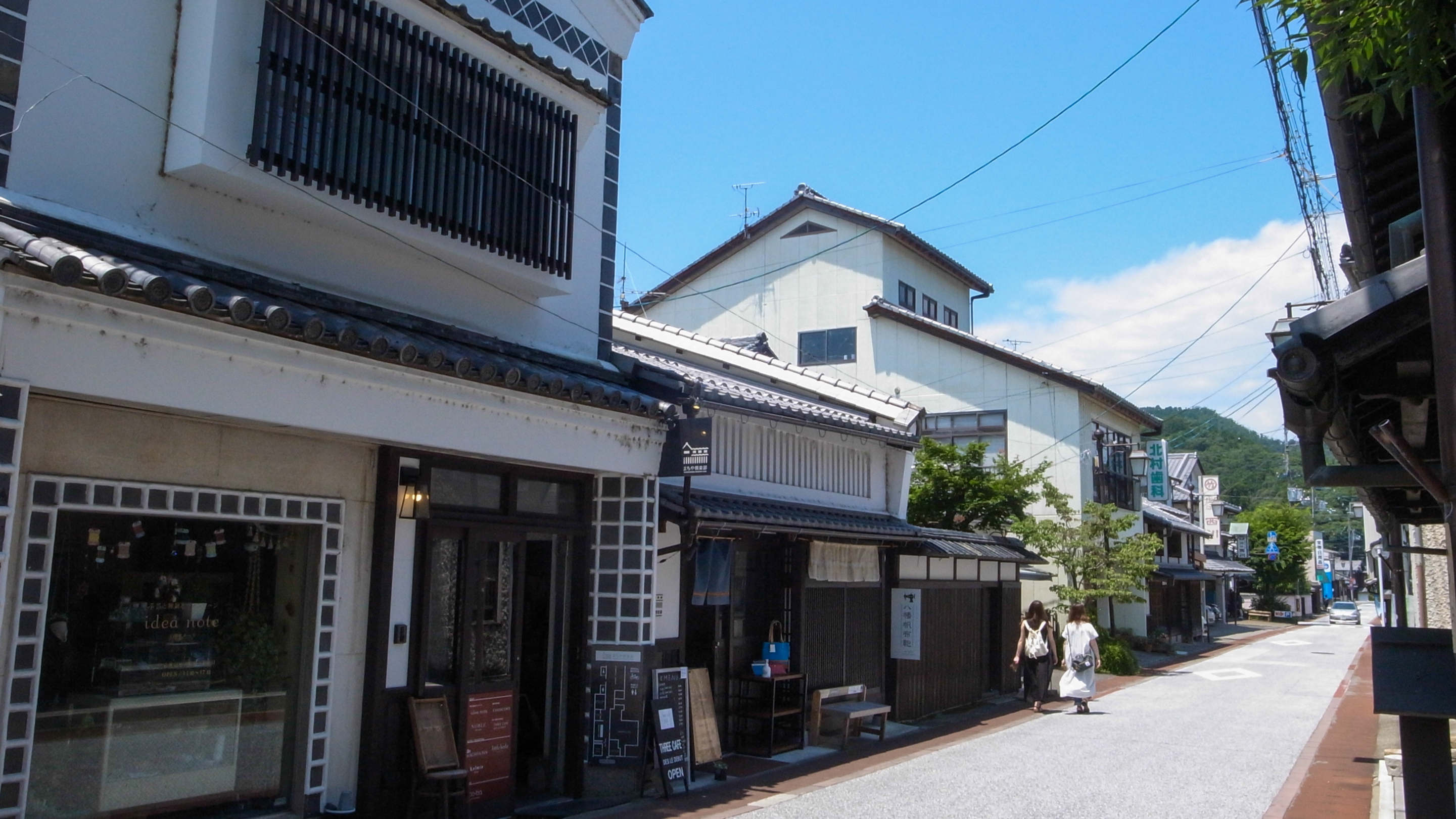 建物外観（本館）。八幡山のふもとに広がる城下町の只中にあります