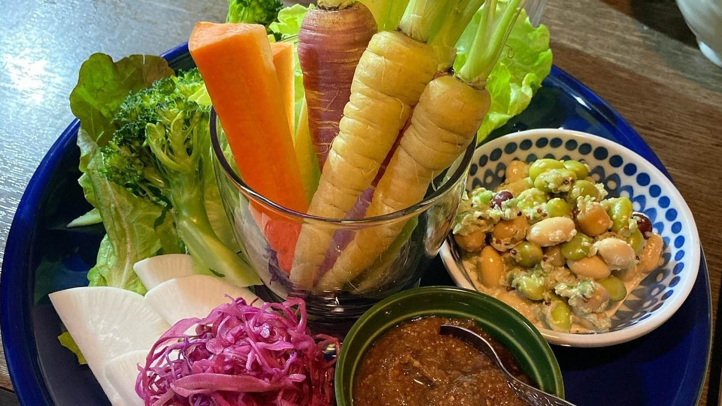 【夕食提携店①食堂「ヤポネシア」】地元の契約農家から毎朝届く新鮮な野菜と湖魚を召し上がれ！