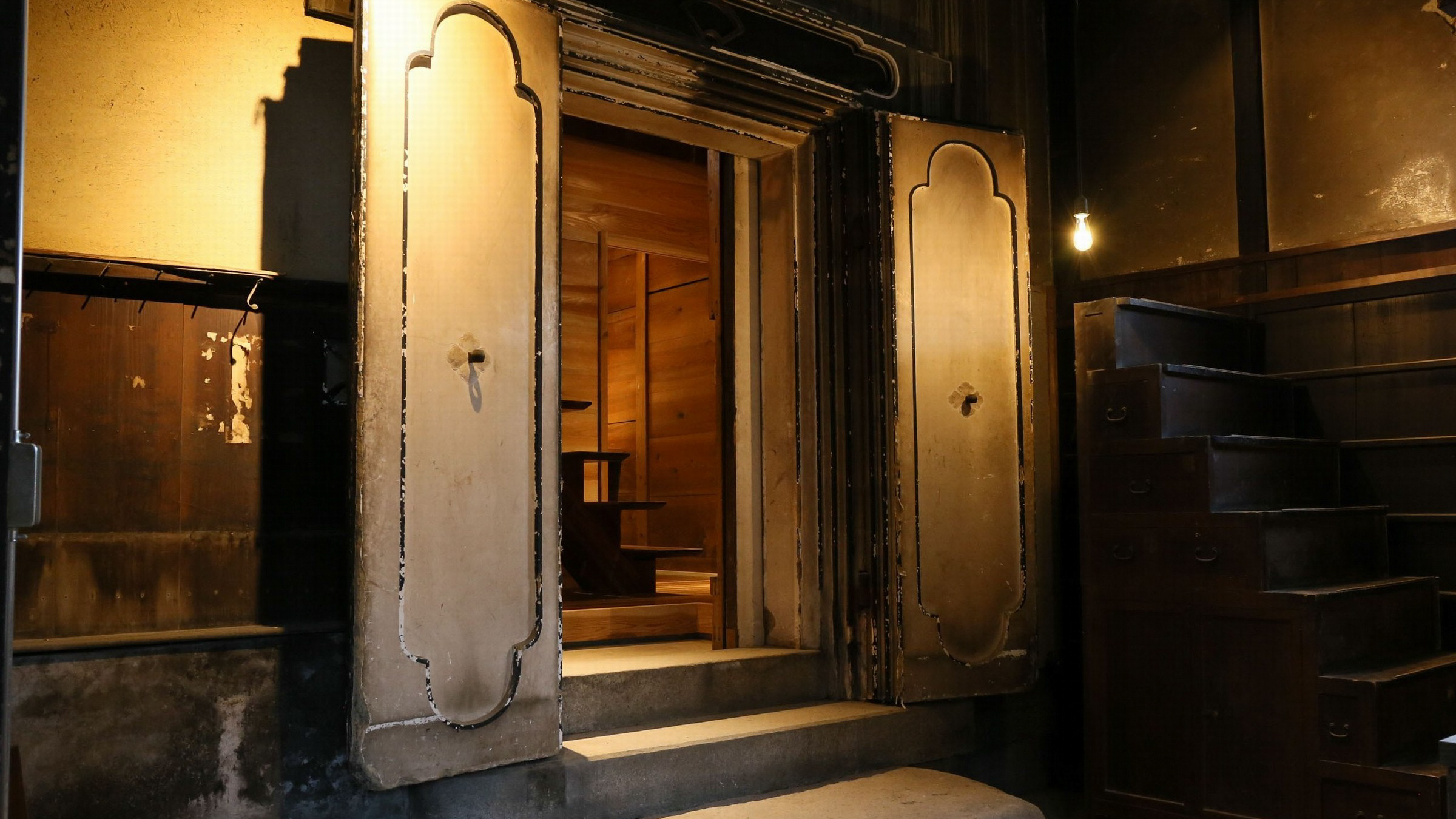 ＜蔵の間＞蔵にそのまま泊まるお部屋は全国でも珍しいとか。重厚な扉がそのままお部屋の入口です。
