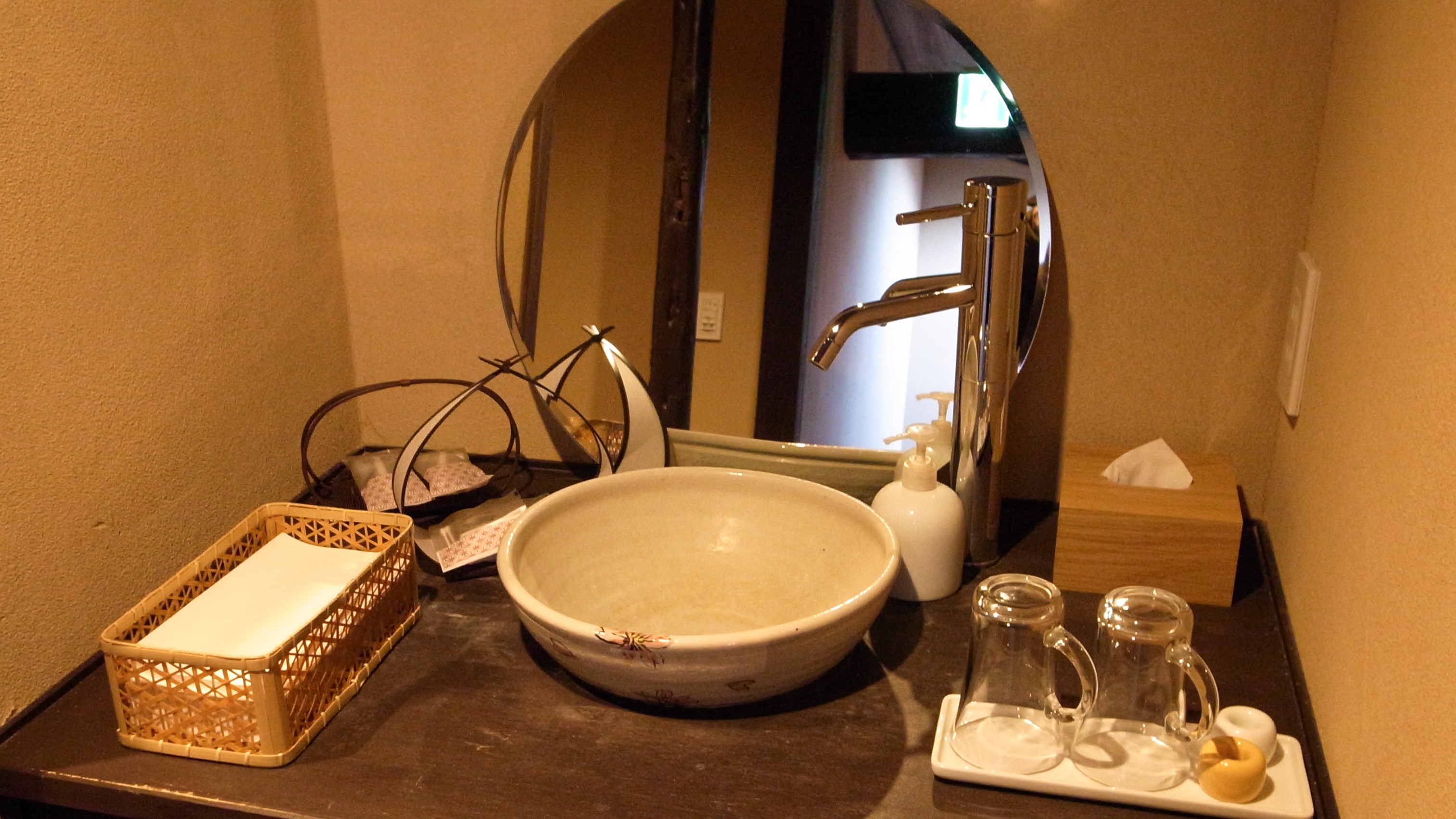 ＜安土の間＞の洗面台。こちらも信楽焼の洗面鉢に、地元産の竹製品のアメニティ置き等