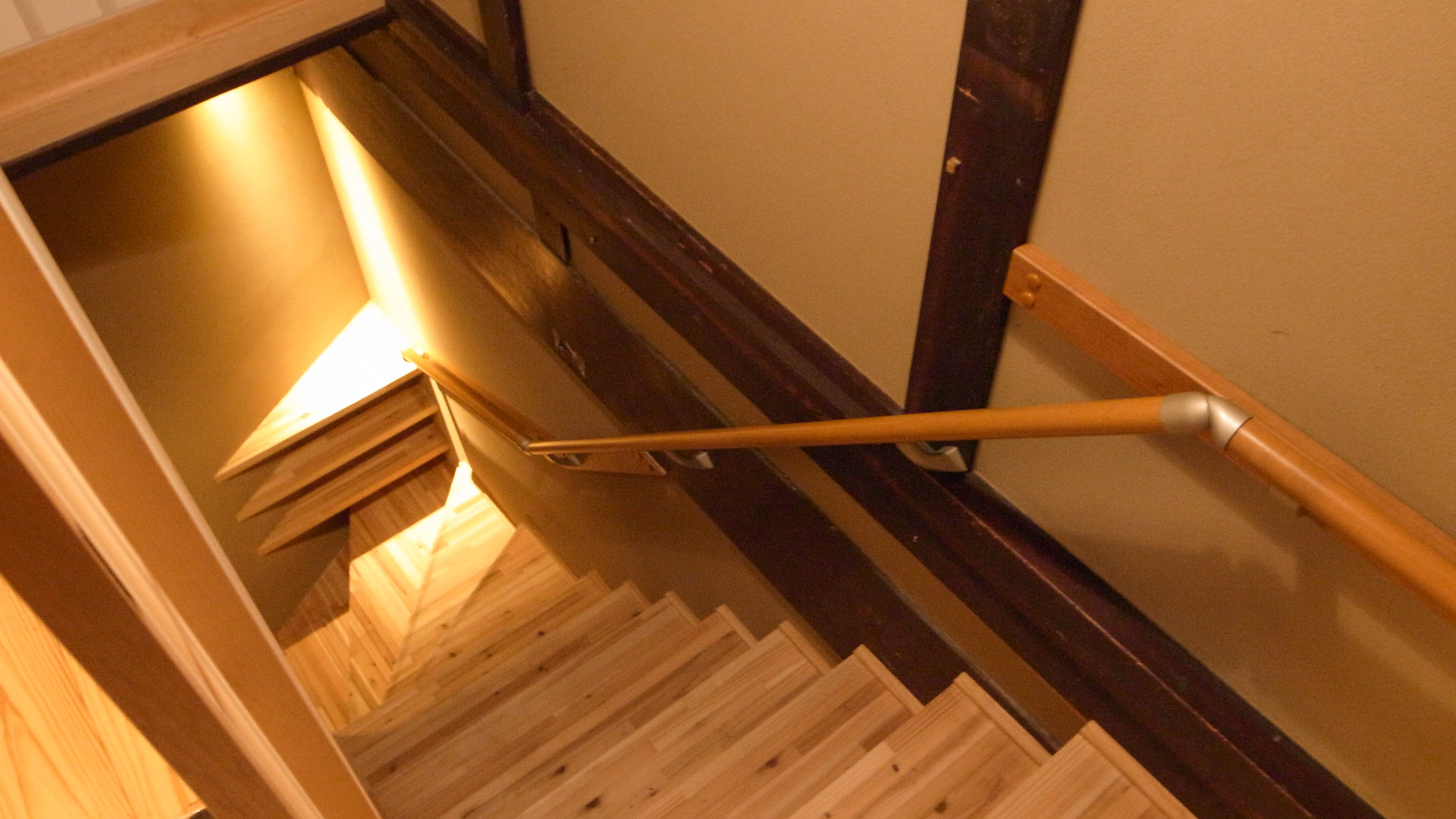 ＜ベンガラの間＞お部屋内の階段の様子。玄関とトイレのみ１階です。