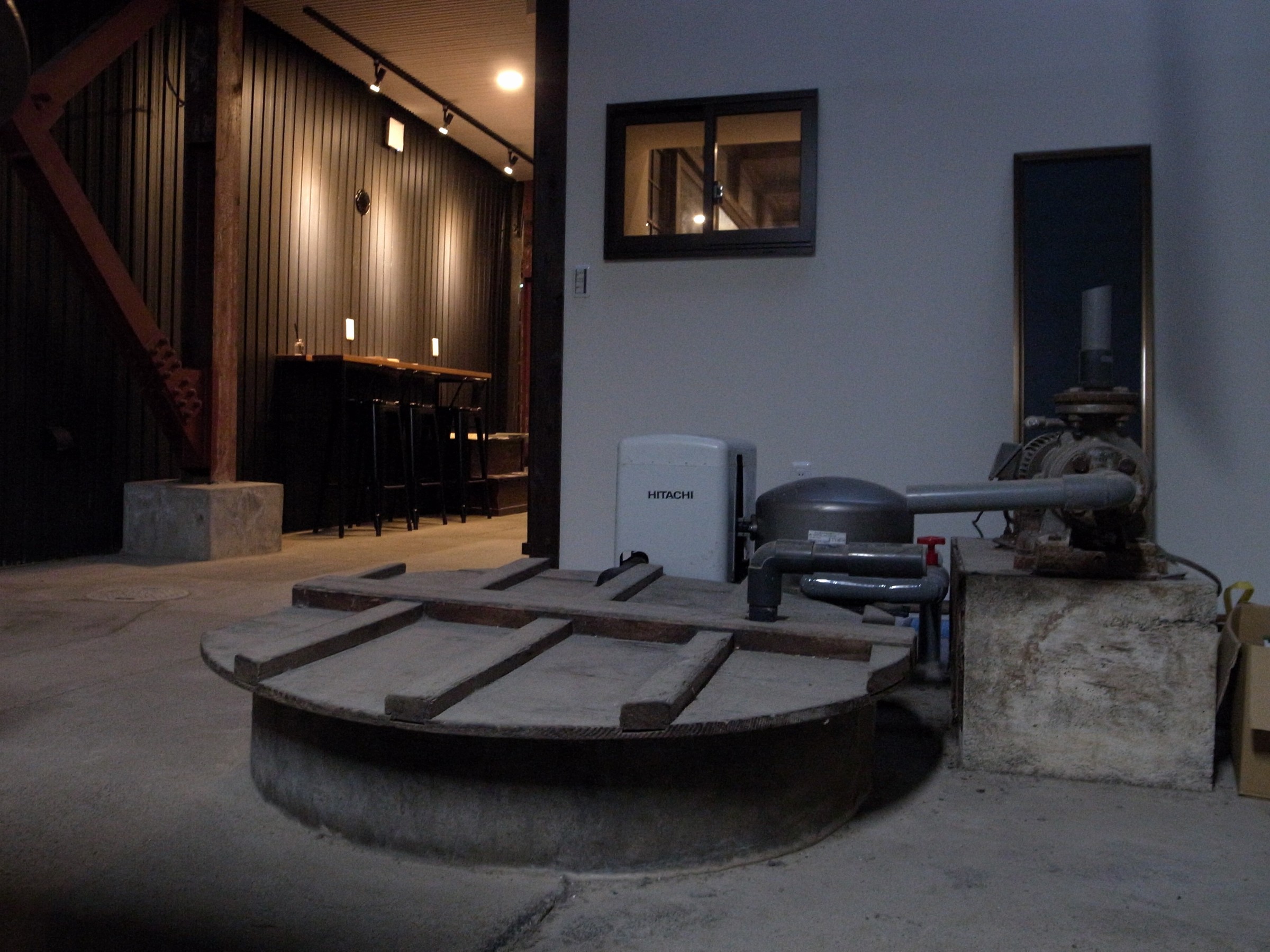 【酒蔵跡（見学可）】酒づくりに使われた湧水の井戸　今もこんこんと湧き出し、本館で使用しています