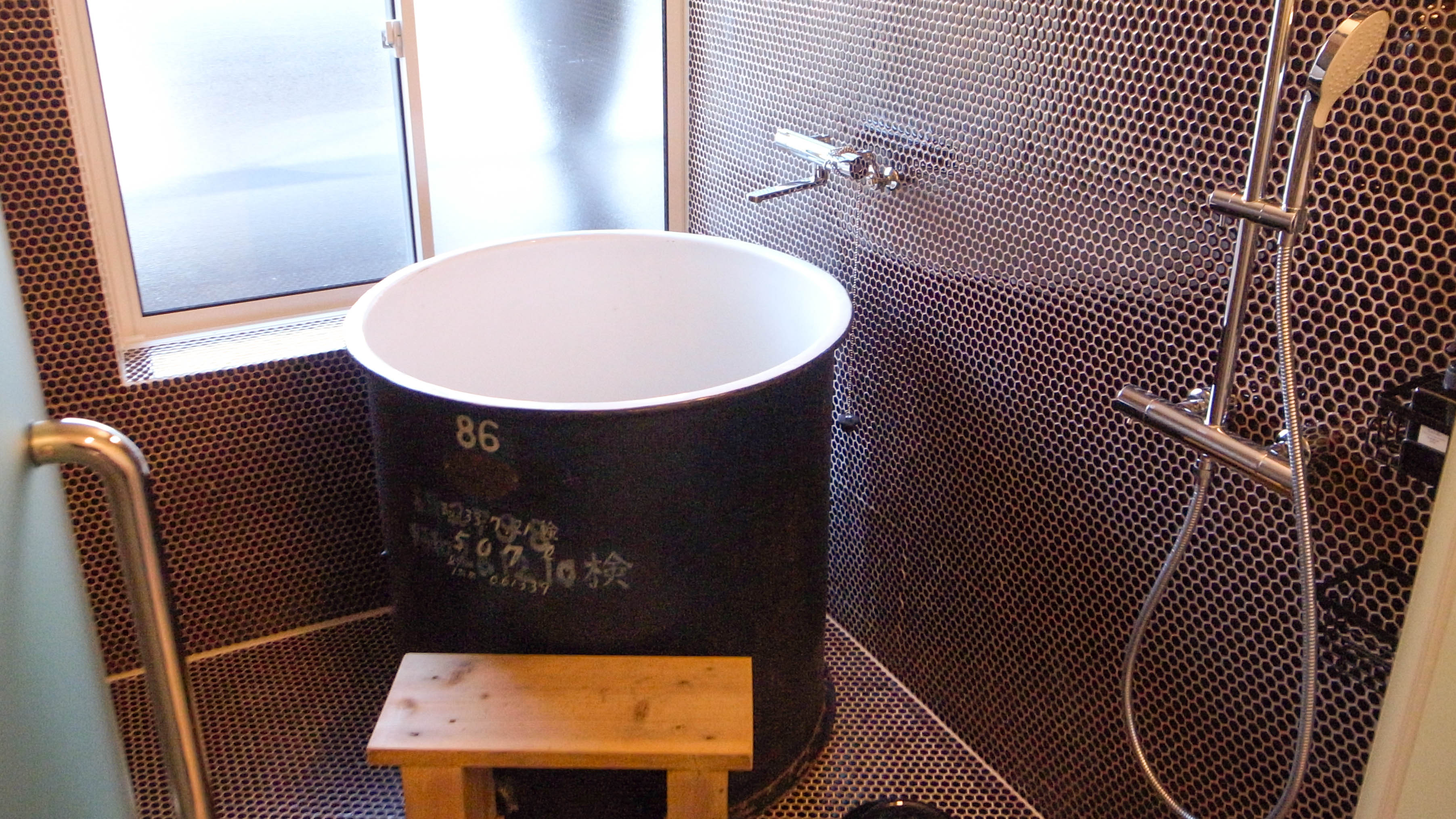＜安土の間＞お風呂はホーロー製の酒樽！　触ればスベスベ、ほわんと温かく、とても気持ちいいです。