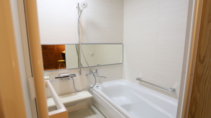 ＜蔵の間＞お風呂。【別邸KOLMIO】では、部屋ごとに備え付けられた真新しいお風呂で気持ち良く入浴