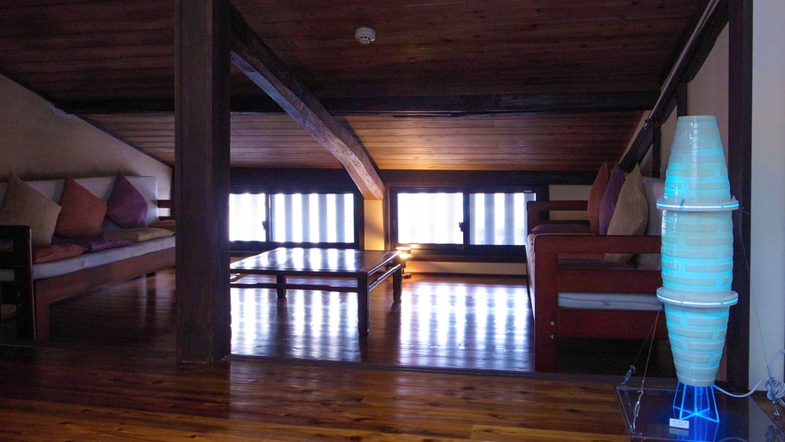 ＜安土の間＞虫籠窓のあるソファスペースは、天井ますます低く、隠れ家感たっぷり。表通りも見下ろせます。