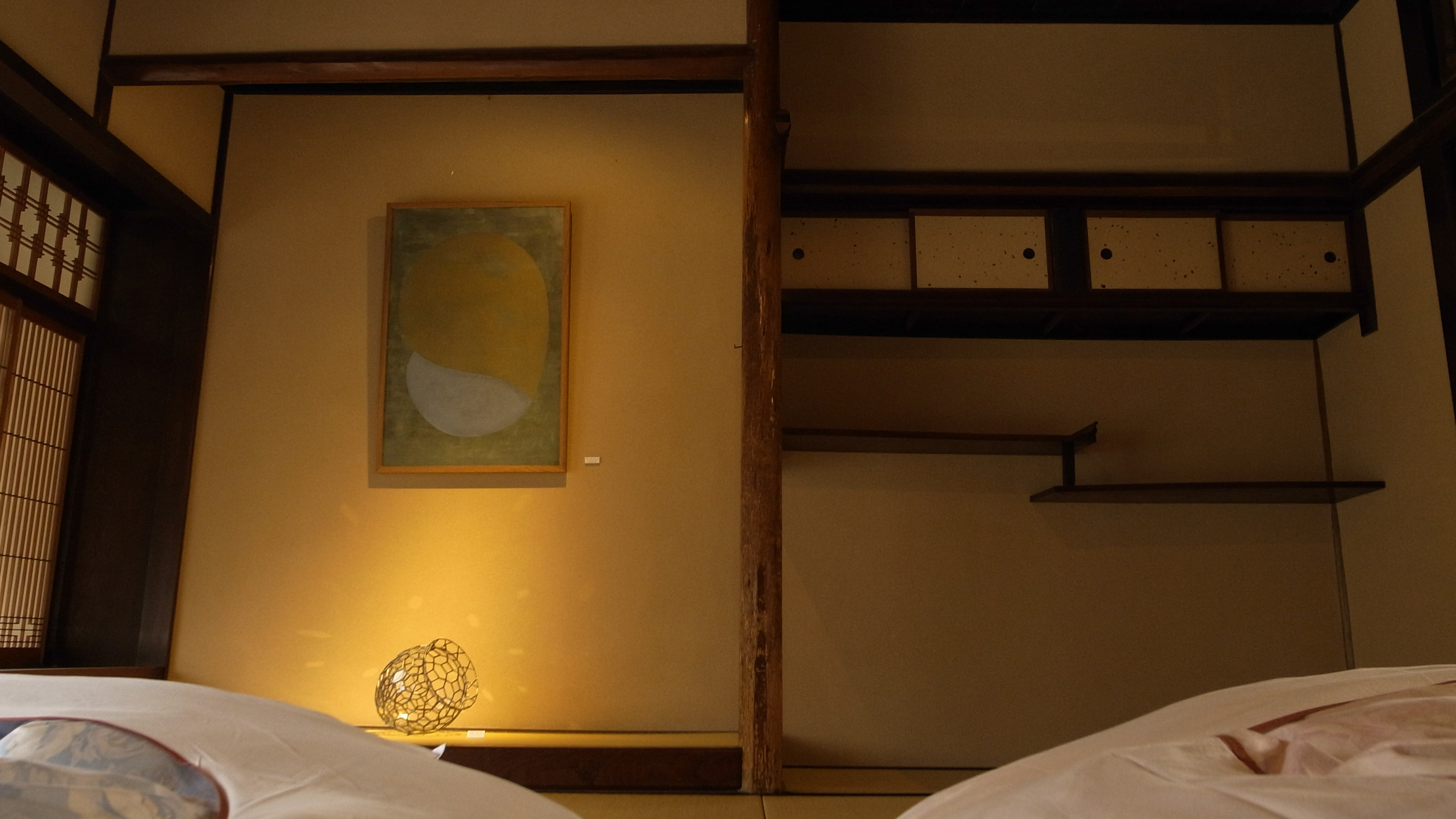＜八幡の間＞寝室として使用する八畳間には床の間があり、近隣の作家さんの手になるオブジェを展示