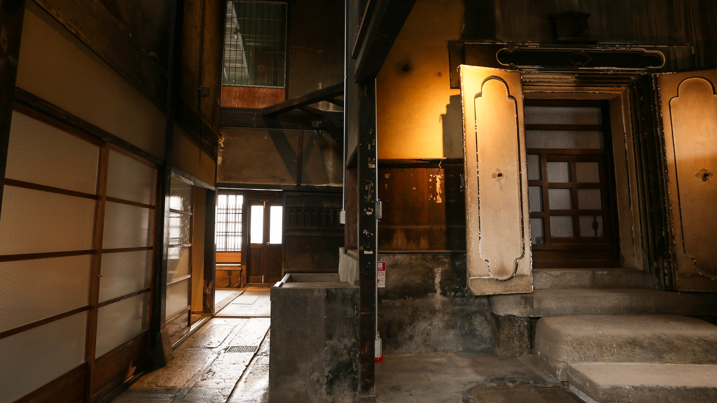 【別邸KOLMIO】廊下にはかつての「おくどはん」と井戸が残されています。右は「蔵の間」。